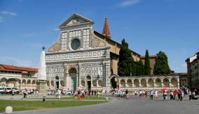Piazza Santa Maria Novella di fronte alla stazione