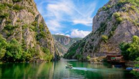 Vacanze avventura, lo spettacolare Canyon Matka in Macedonia del Nord