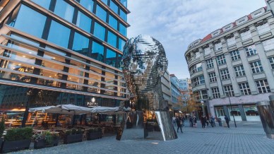 Praga: le metamorfosi di Kafka rivivono in questa scultura
