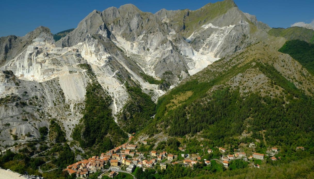 Veduta panoramica del borgo di Colonnata