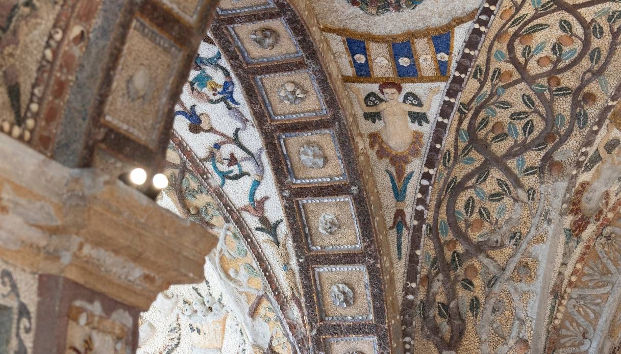 Dettaglio Grotta di Diana con figure mitologiche