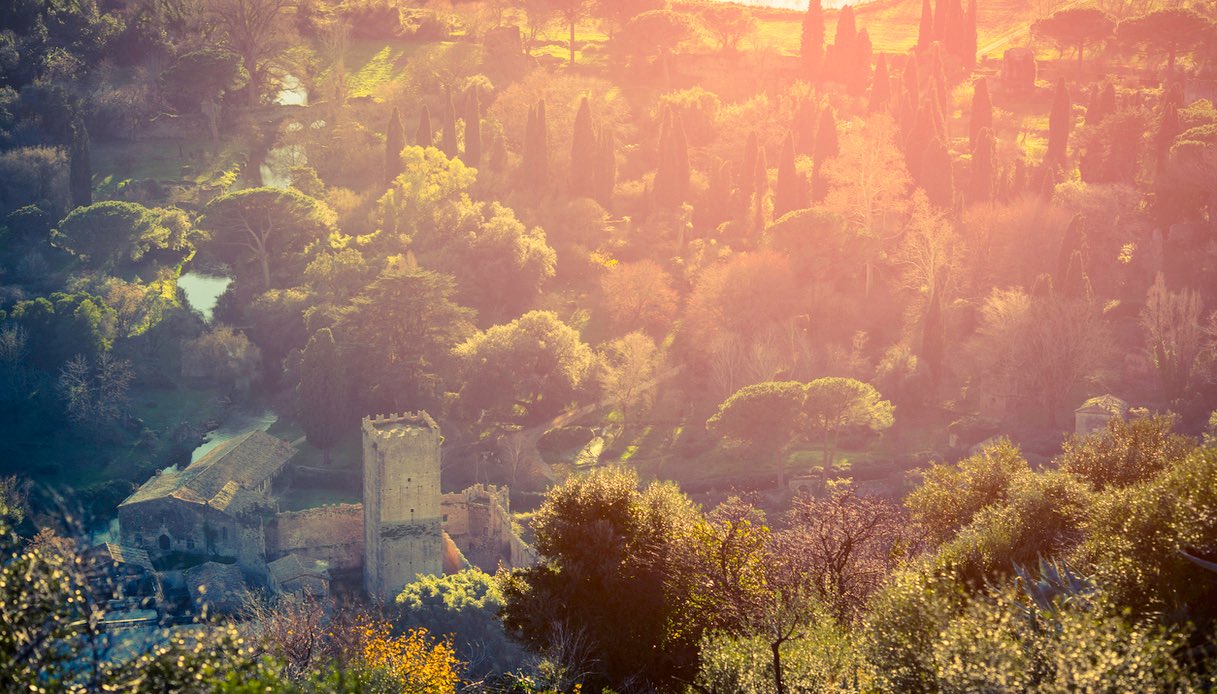 Splendida veduta aerea del Giardino di Ninfa al tramonto