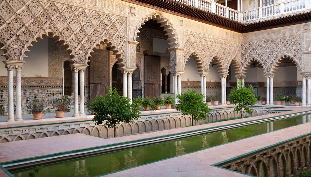 Patio del Real Alcázar con forme arabeggianti