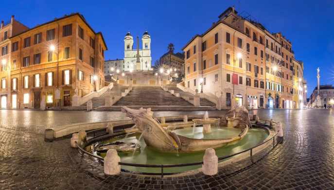 La Fontana della Barcaccia in Piazza di Spagna, Roma