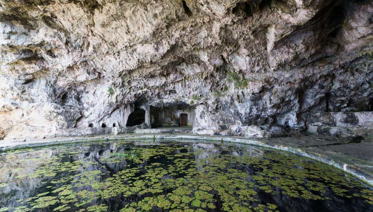 La spiaggia libera davanti alla Grotta di Tiberio diventa a prenotazione obbligatoria